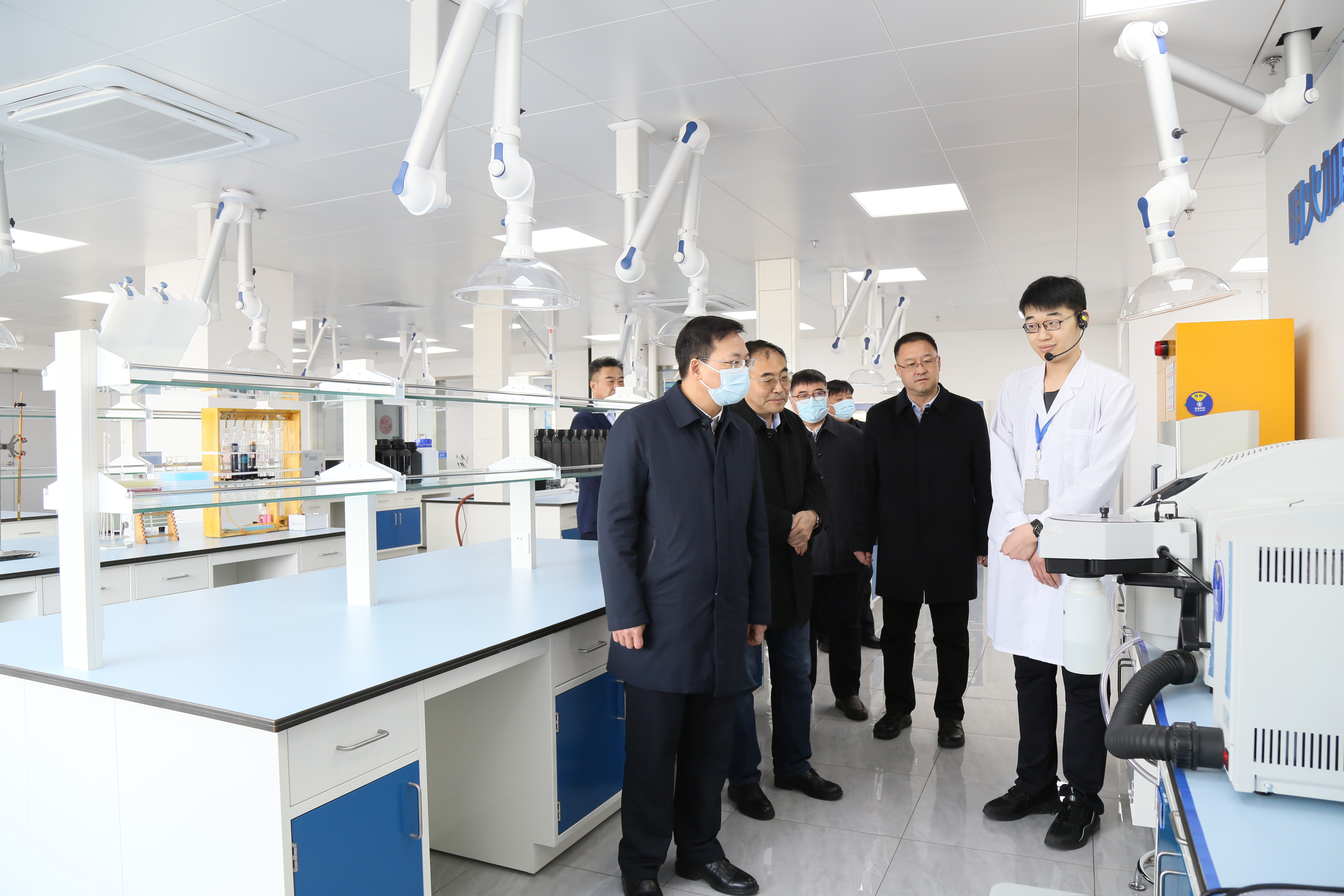 烏海市市委領(lǐng)導(dǎo)一行至青島黑貓研究院考察 (3).jpg 烏海市市委領(lǐng)導(dǎo)一行至青島黑貓研究院考察 (3).jpg