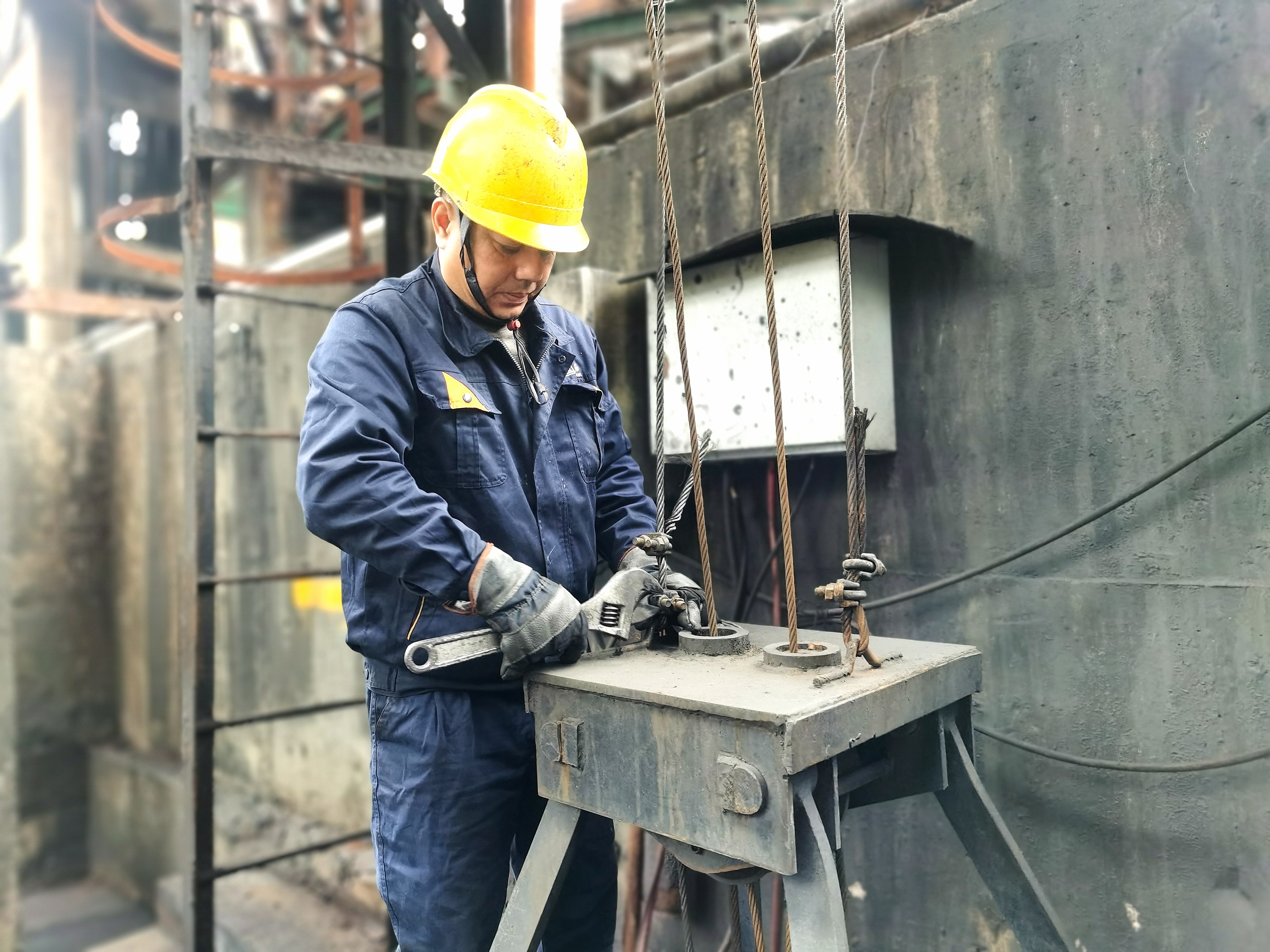 李文勇在拆卸新線中間倉樓下的抓口安全卡扣.jpg 李文勇在拆卸新線中間倉樓下的抓口安全卡扣.jpg