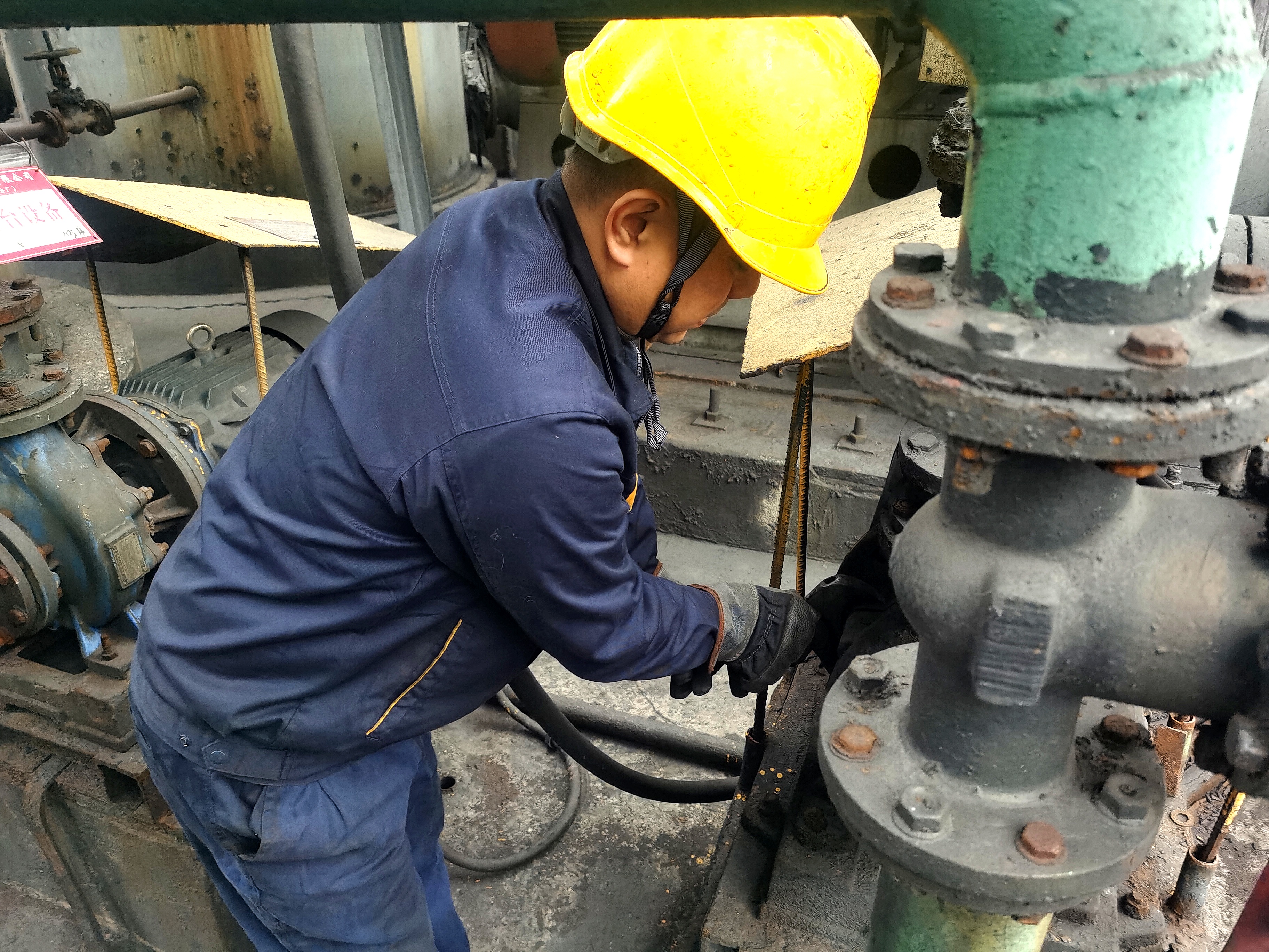 李文勇在拆卸新線中間倉加濕離心泵.jpg 李文勇在拆卸新線中間倉加濕離心泵.jpg