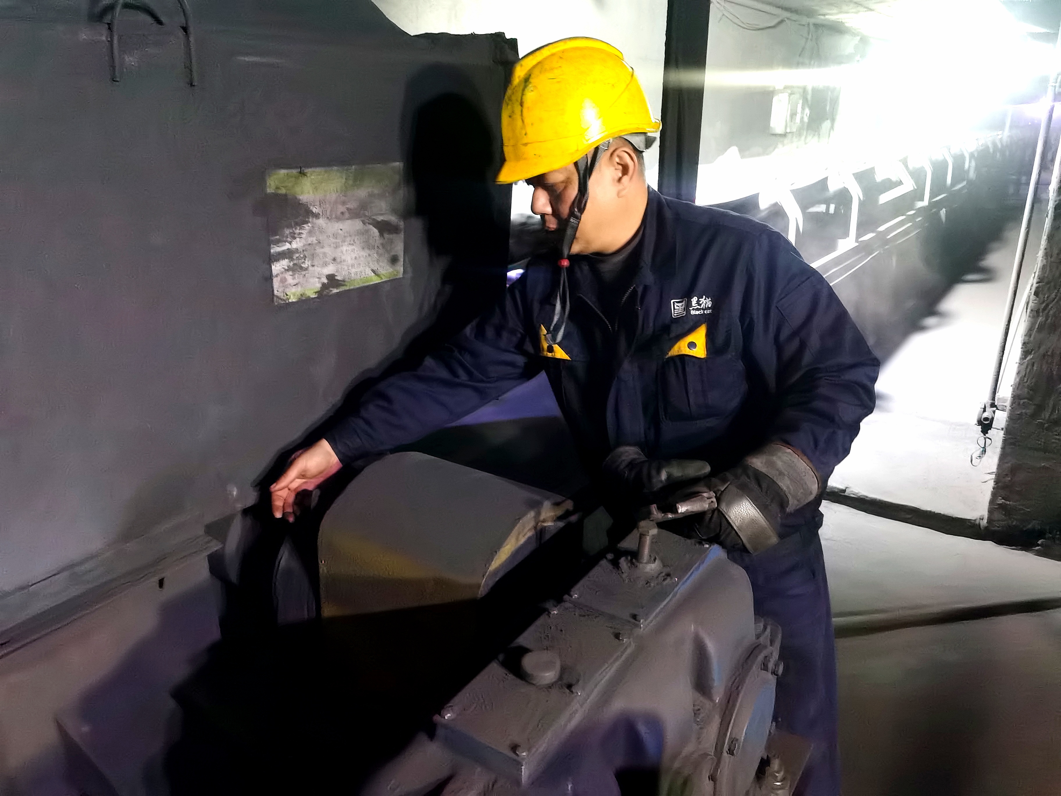 李文勇在巡檢02皮帶頭輪減速機(jī).jpg 李文勇在巡檢02皮帶頭輪減速機(jī).jpg