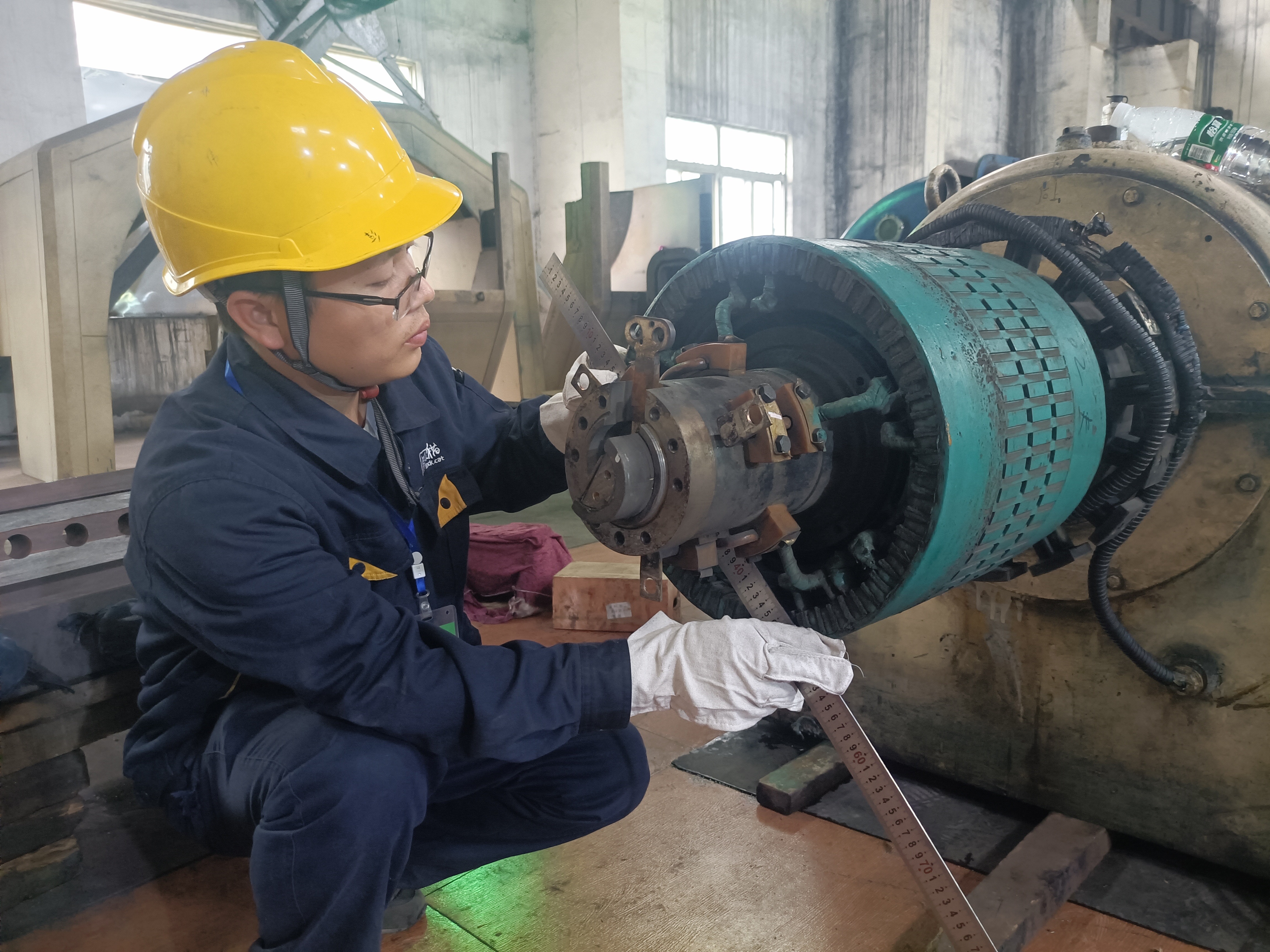 彭偉正將直尺水平放在汽輪機(jī)軸承上測量各類數(shù)據(jù)_副本.jpg 彭偉正將直尺水平放在汽輪機(jī)軸承上測量各類數(shù)據(jù)_副本.jpg
