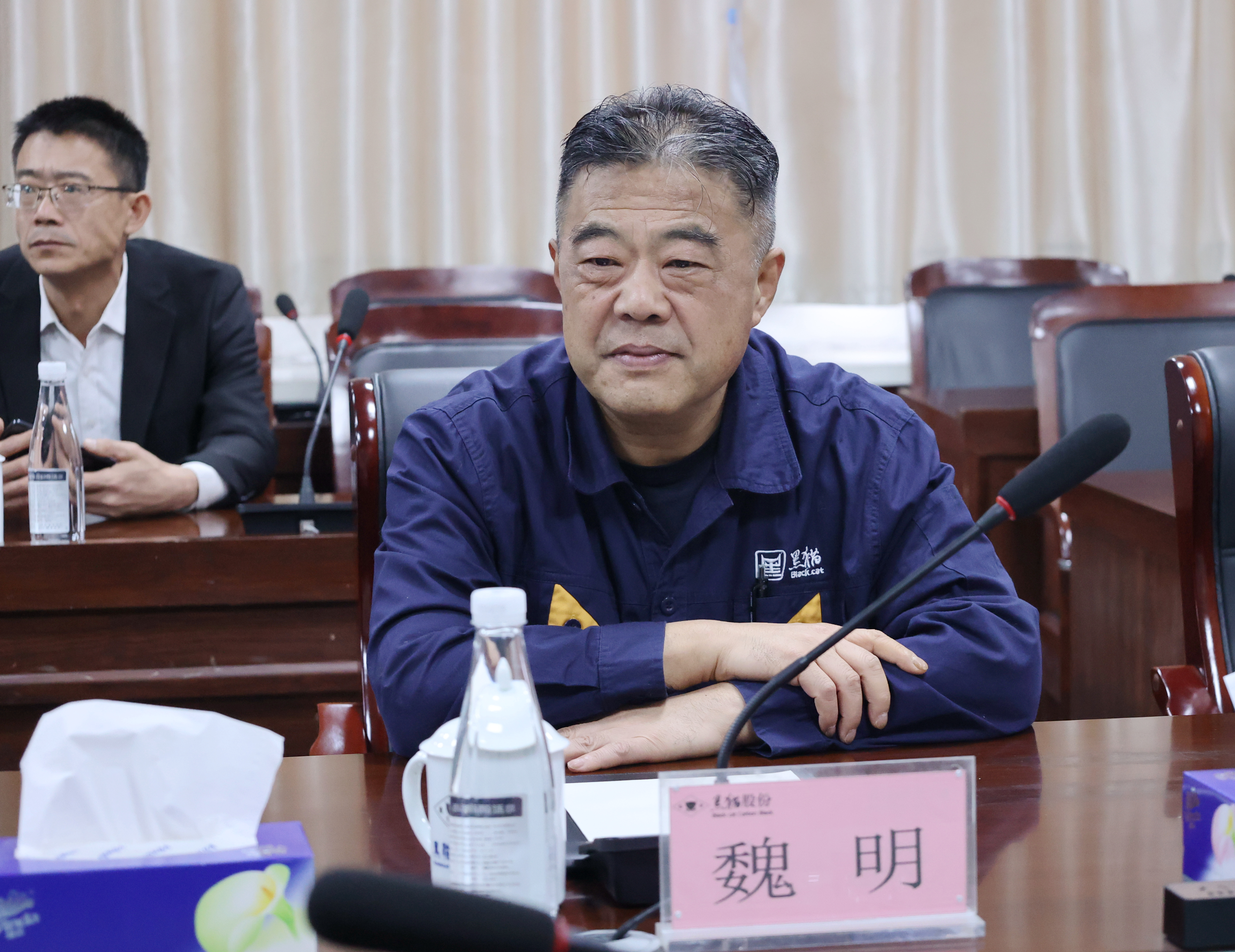 圖5 魏明聽(tīng)取情況介紹.jpg 圖5 魏明聽(tīng)取情況介紹.jpg