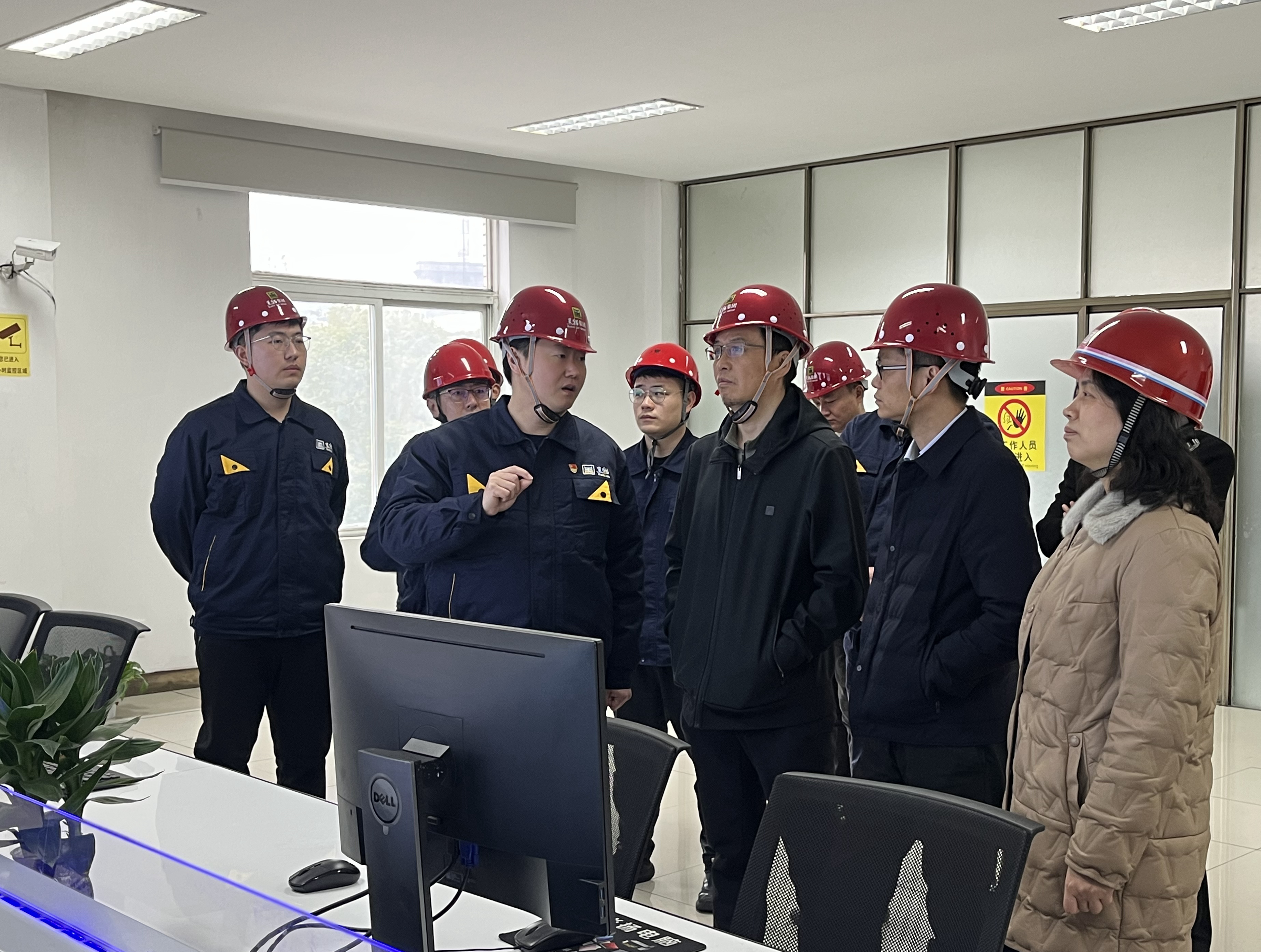 圖1 炭黑5、6號(hào)生產(chǎn)線(xiàn)調(diào)控室（集團(tuán)總部 彭佳敏攝）.jpg