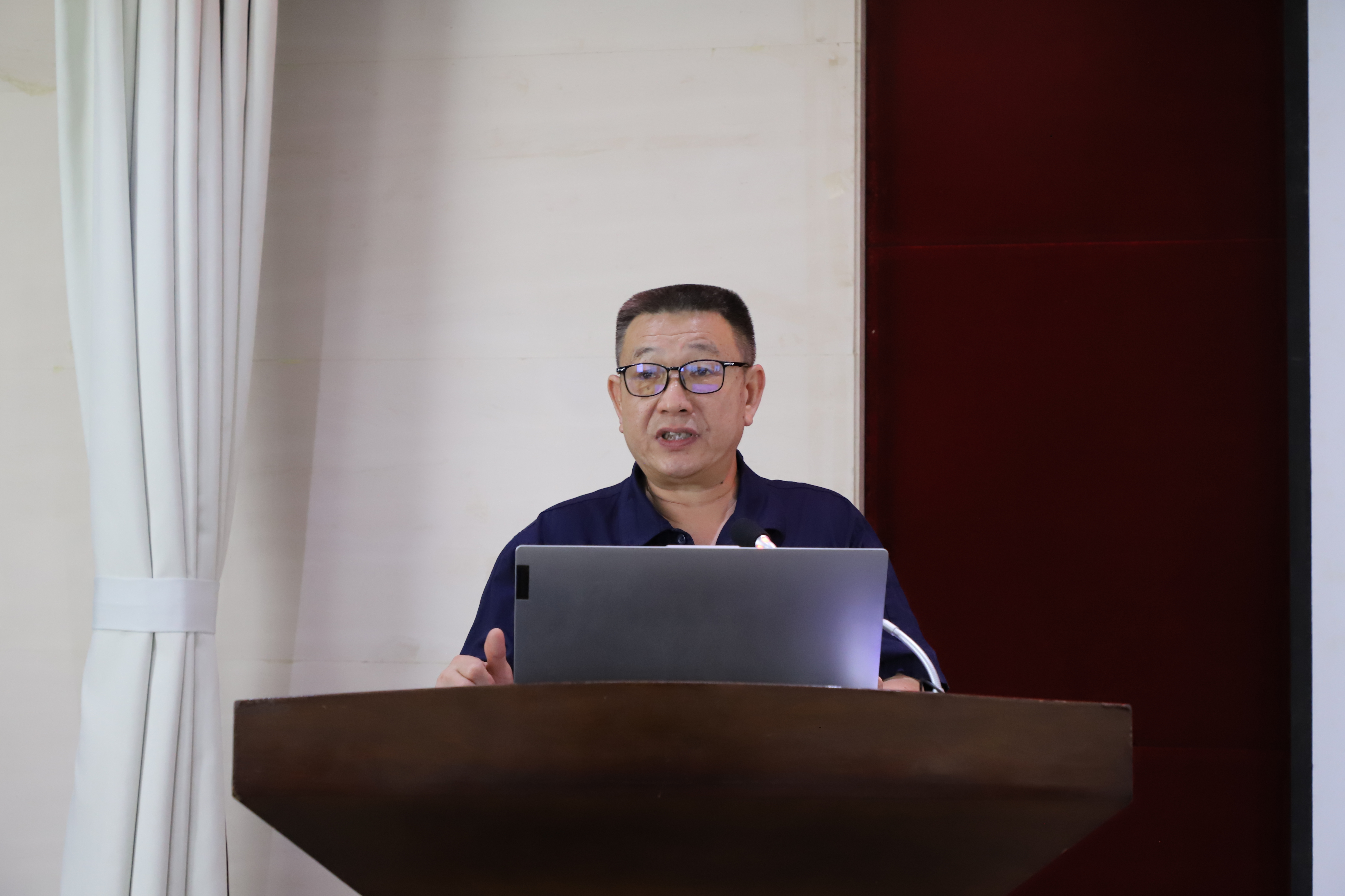 汪建應(yīng)邀授課.jpg