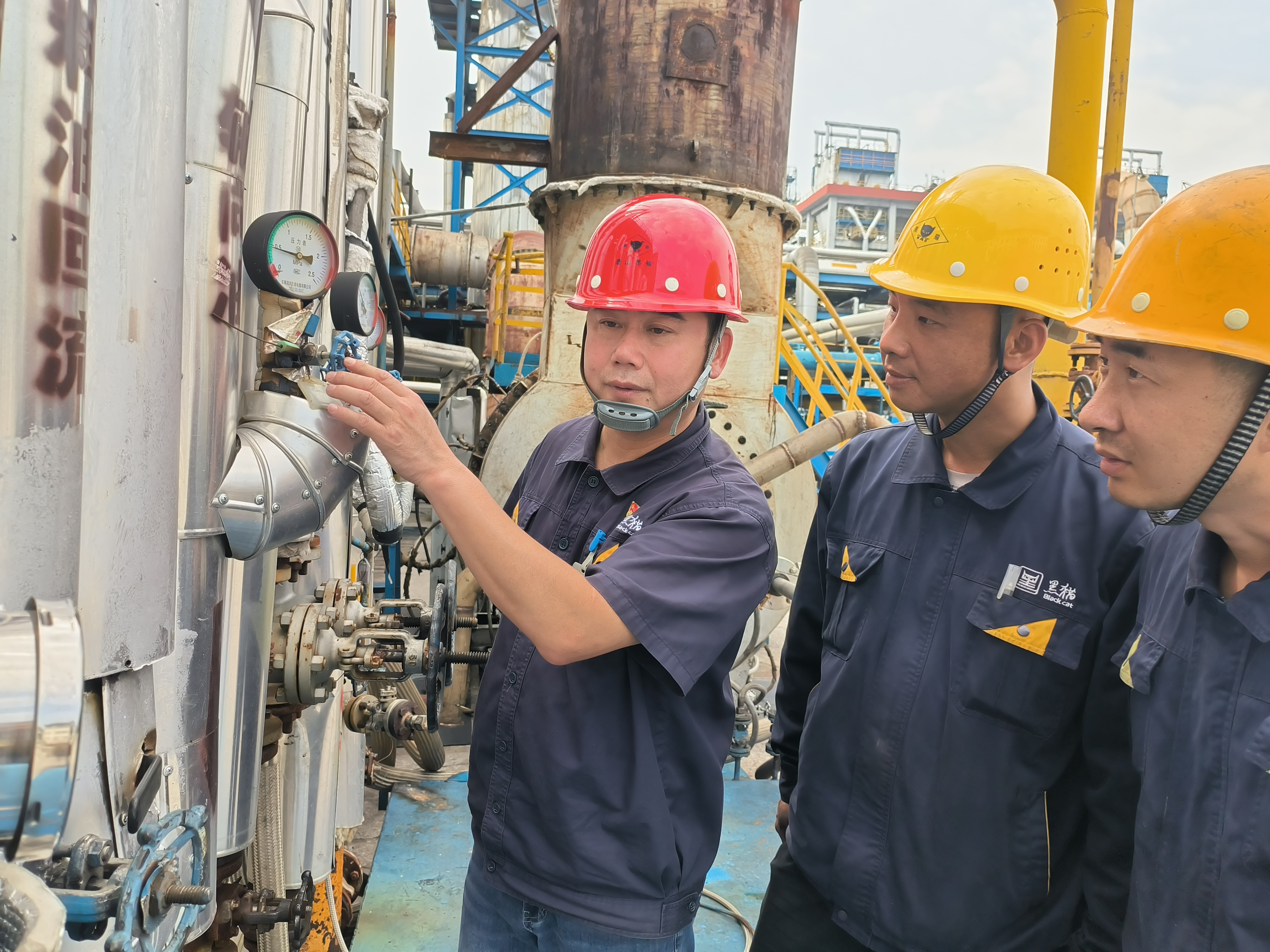 帶領(lǐng)車間骨干解決軸向油流量波動(dòng)問題.jpg 帶領(lǐng)車間骨干解決軸向油流量波動(dòng)問題.jpg