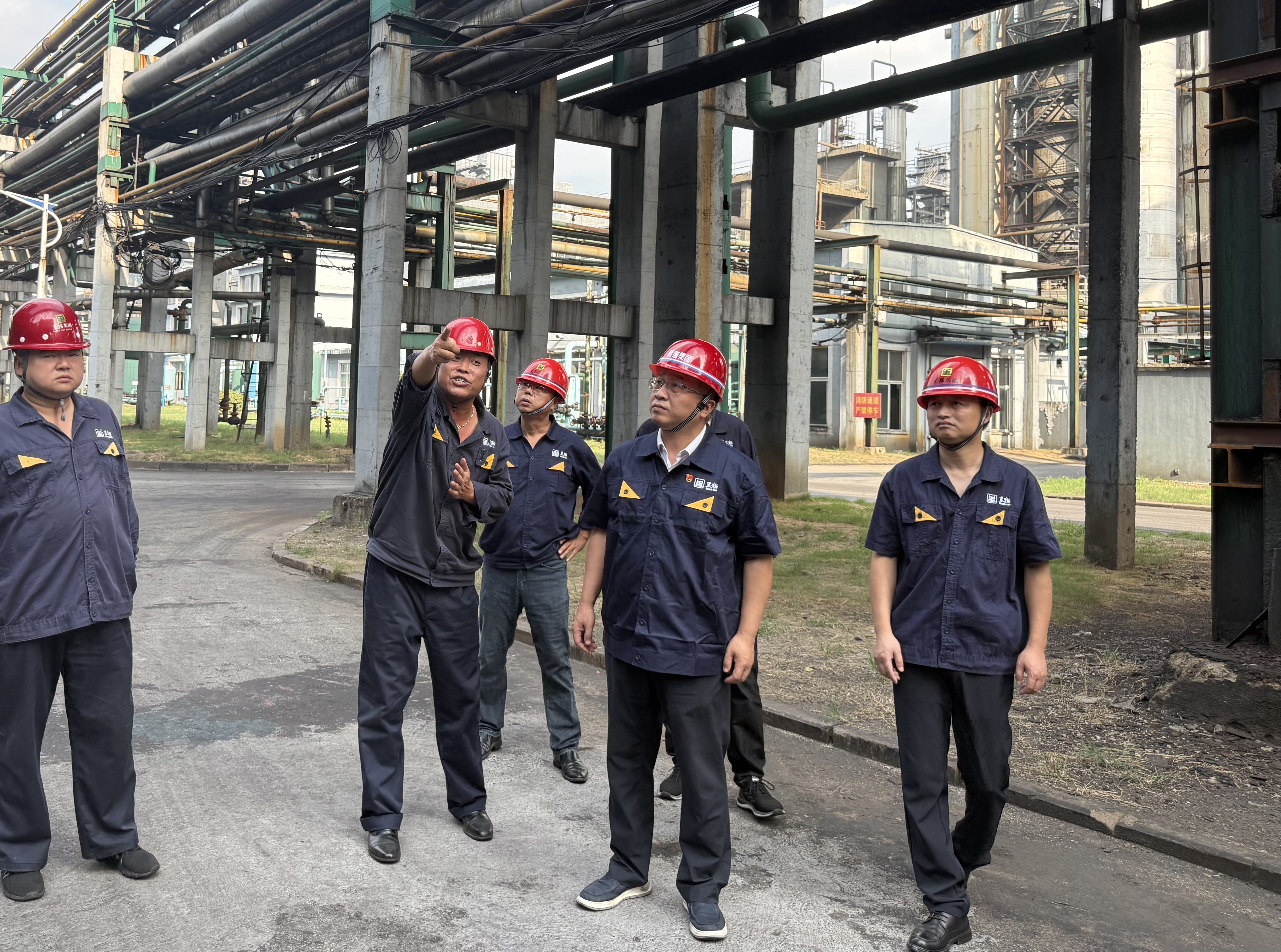 汪羽到一線督導(dǎo)安全生產(chǎn)環(huán)保工作.jpg 汪羽到一線督導(dǎo)安全生產(chǎn)環(huán)保工作.jpg