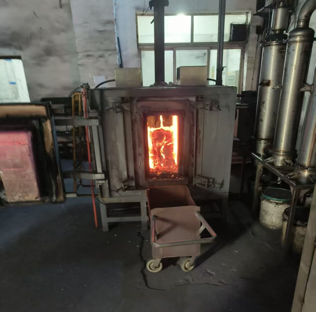 按照配煤方案進行小焦?fàn)t實驗 景焦能源公司莫韻攝.jpg 按照配煤方案進行小焦?fàn)t實驗 景焦能源公司莫韻攝.jpg