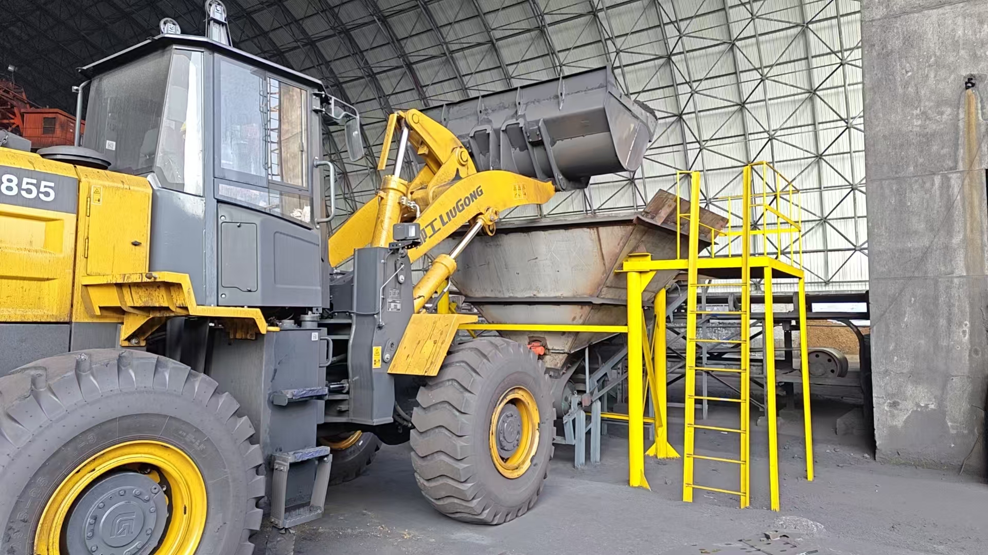 對進廠煤進行分區(qū)分類擺放 景焦能源公司沈穎攝.jpg 對進廠煤進行分區(qū)分類擺放 景焦能源公司沈穎攝.jpg