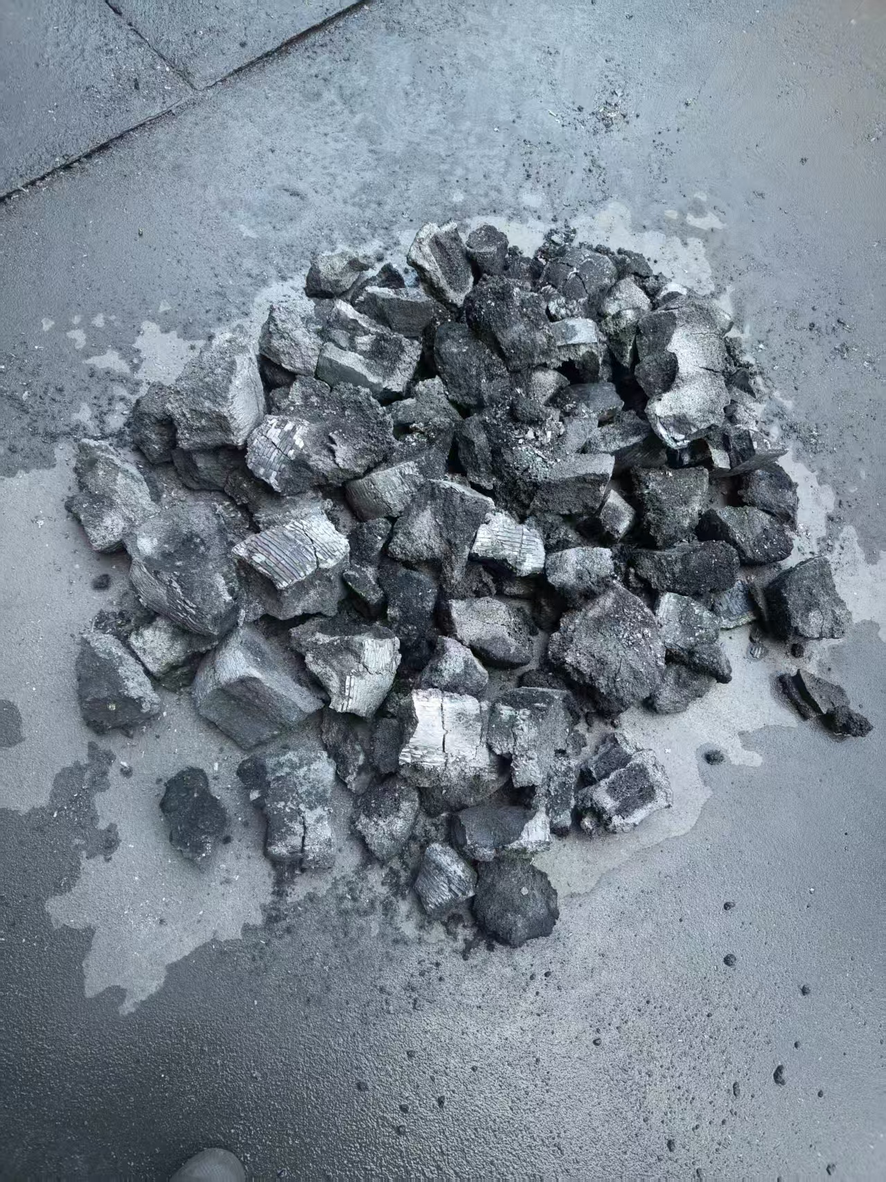 小焦?fàn)t試驗后的焦炭成品 景焦能源公司莫韻攝.jpg 小焦?fàn)t試驗后的焦炭成品 景焦能源公司莫韻攝.jpg