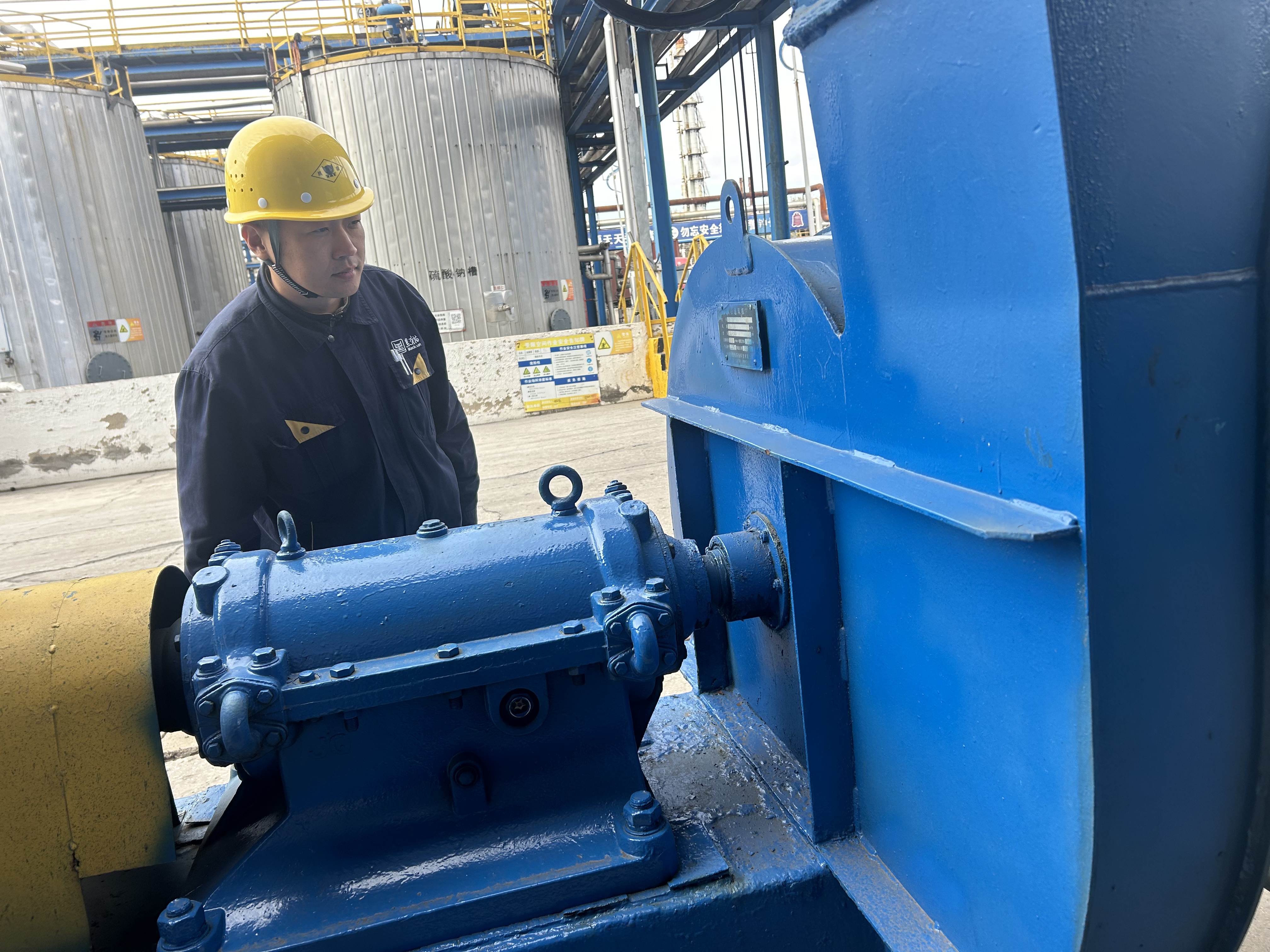 認(rèn)真巡檢環(huán)保設(shè)備運(yùn)行情況.jpg 認(rèn)真巡檢環(huán)保設(shè)備運(yùn)行情況.jpg